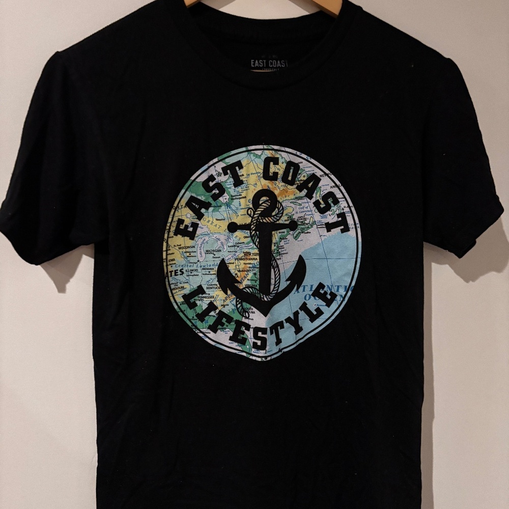 Map Print East Coast Lifestyle t-shirt in great condition! Size Small